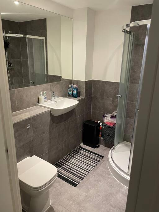 New London Apartment- 20mins From *